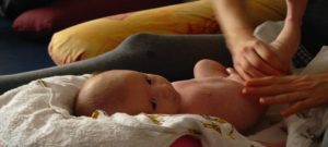 Au cours d’un atelier individuel, venez-vous initier au massage bébé : • Venez partager un moment d’échange et de rencontre avec votre enfant • Apprenez les mouvements pour soulager les « maux » de ventre • Permettez à votre bébé de découvrir son corps • Faites-lui ressentir un état de relaxation